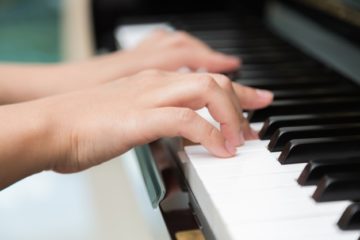 Met je linker en rechterhand samen spelen op de piano (3 Tips)