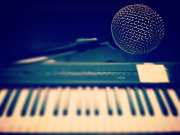 Welke microfoon is ideaal voor een zingende pianospeler?
