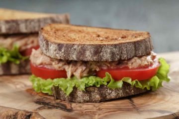 Broodje tonijn, rijk aan eiwitten en gezonde vetten