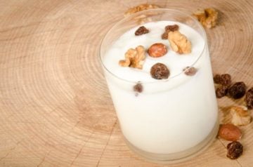Griekse yoghurt 0% met walnoten, eenvoudig en snel