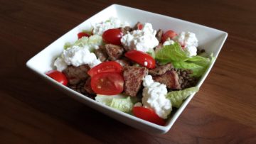 Salade met biefstukjes, sla, linzen en Hüttenkäse